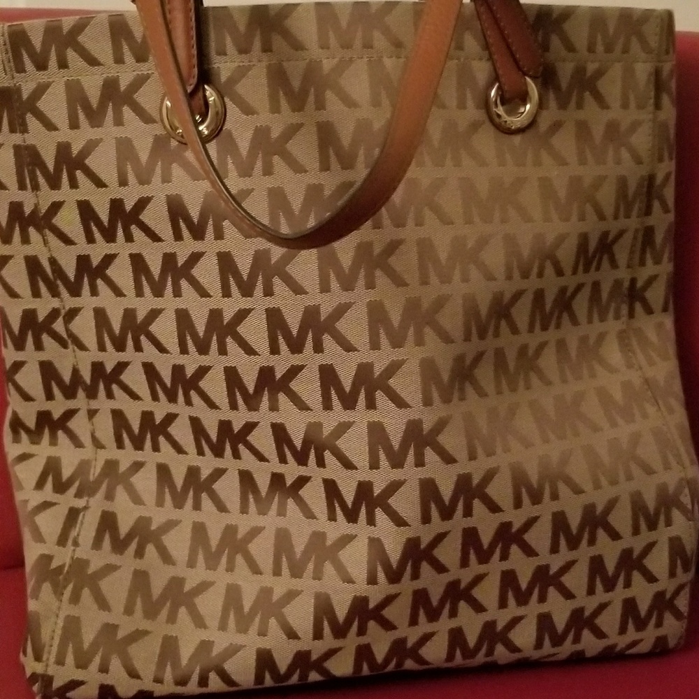 *****SOLD****Michael Kors Authentic Tote